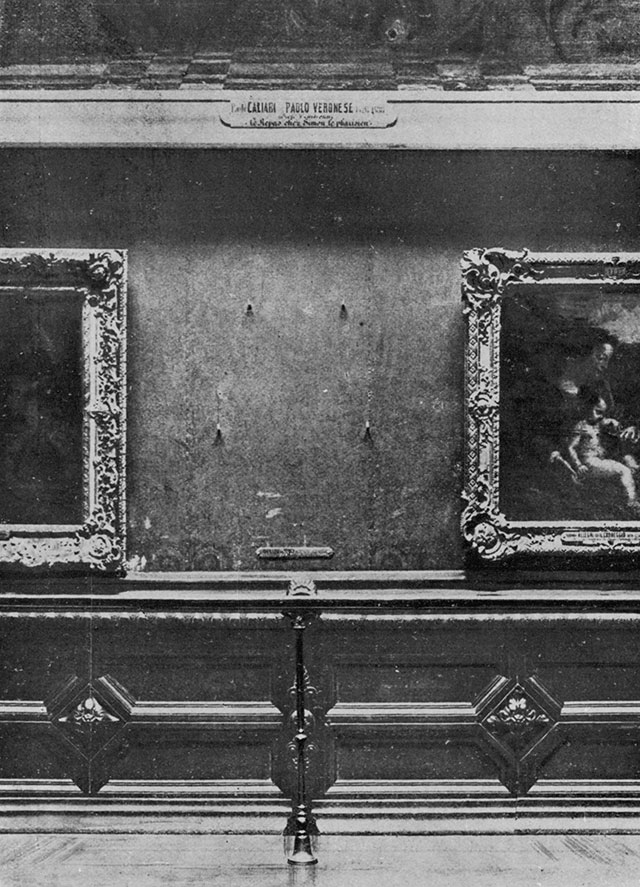 Vacant wall in the Louvre's Salon Carré after the painting was stolen in 1911
