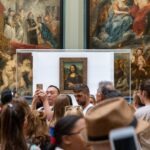 What type of style did Leonardo da Vinci use?people gathering near Monalisa painting