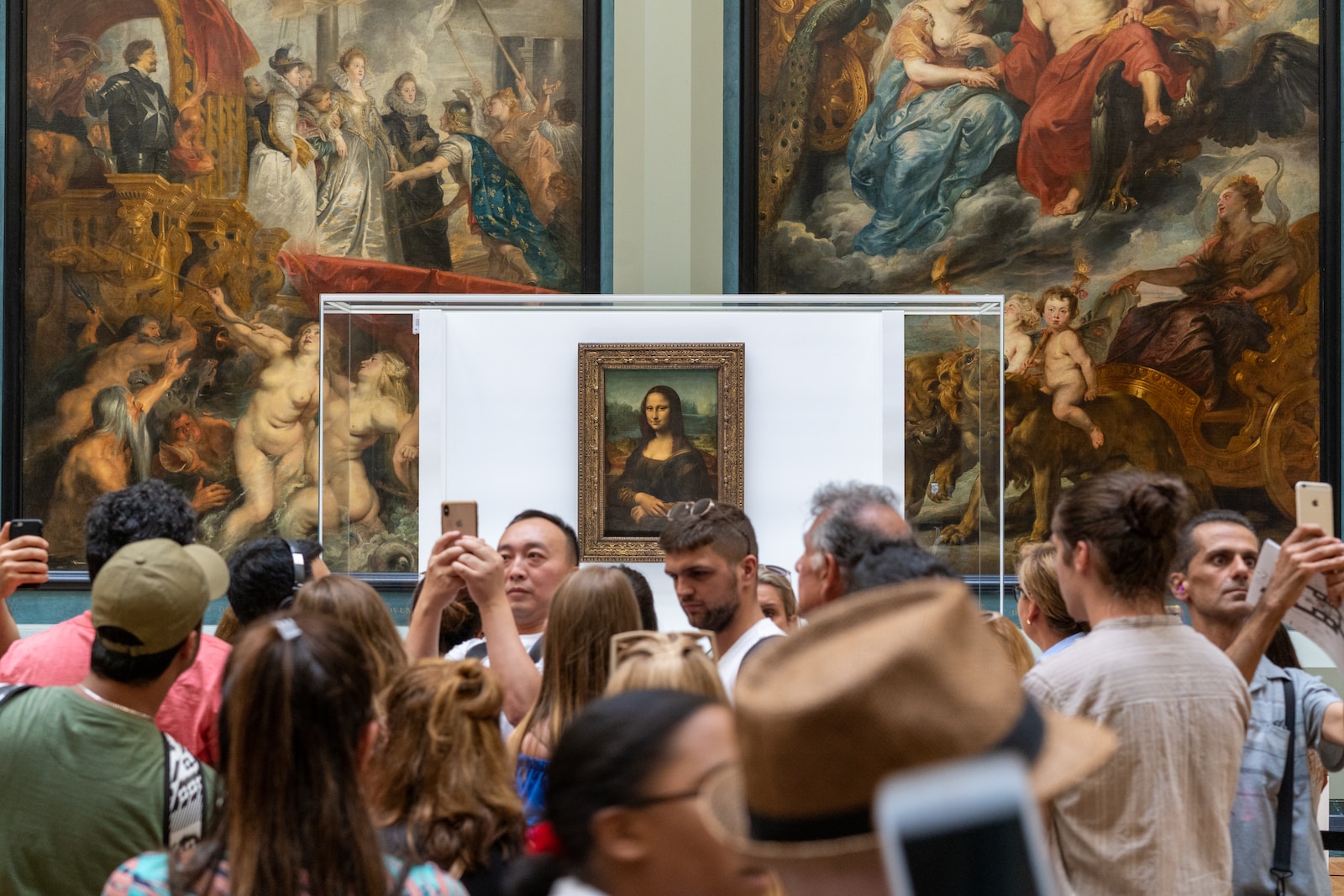 What type of style did Leonardo da Vinci use?people gathering near Monalisa painting